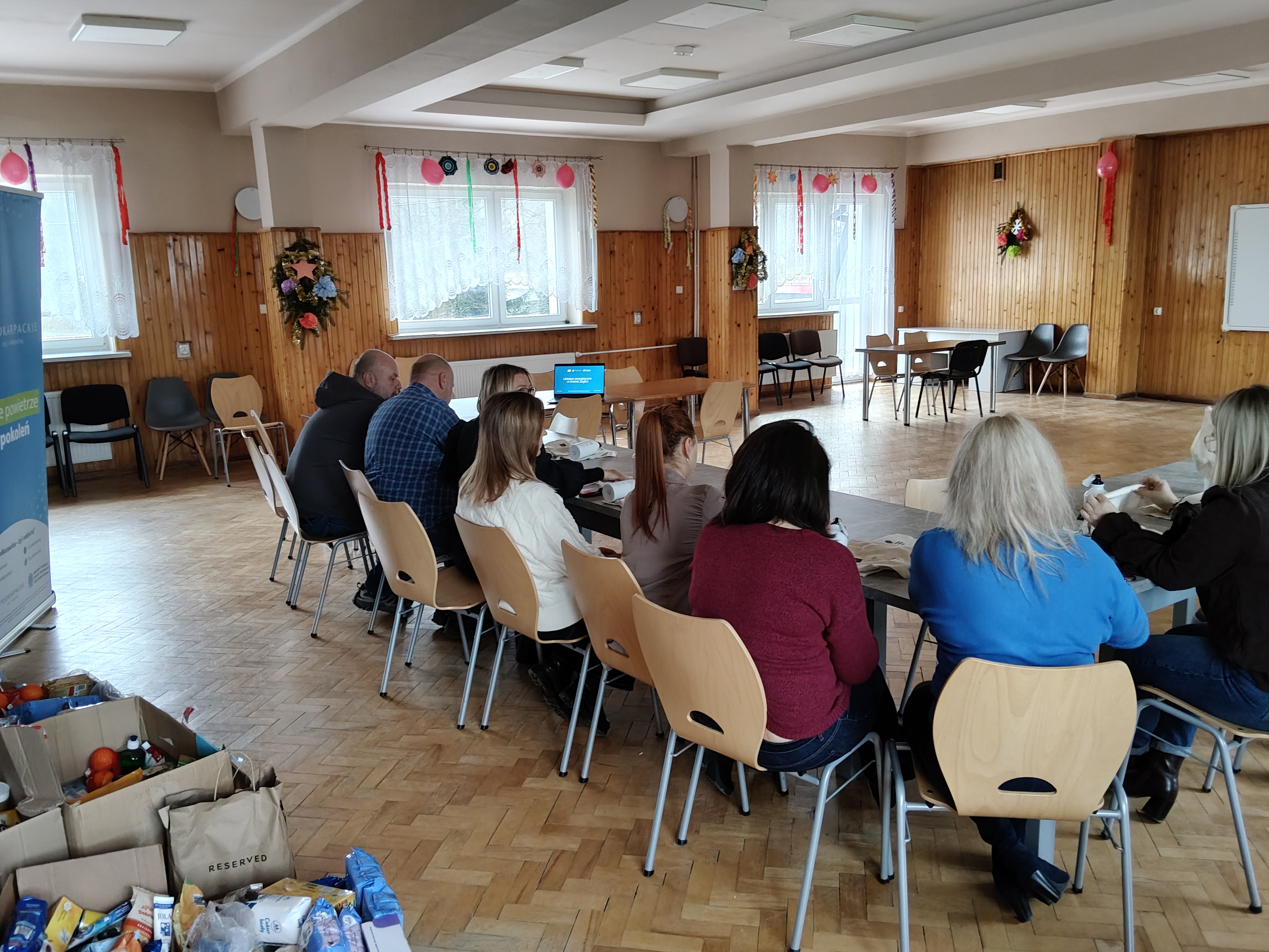 zdjecie, osoby siedzace na sali 